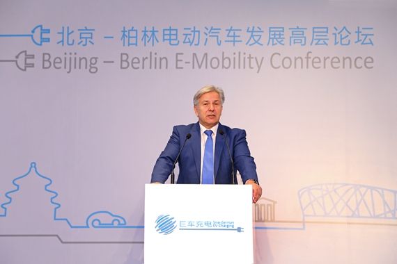 柏林市長克勞斯。沃沃賴特在北京柏林電動(dòng)汽車發(fā)展高層論壇上致詞 柏林市長克勞斯。沃沃賴特在北京柏林電動(dòng)汽車發(fā)展高層論壇上致詞