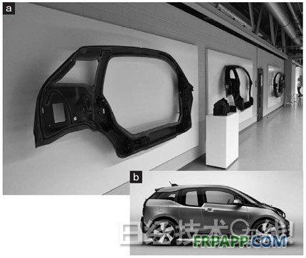 圖2：寶馬的純電動汽車“i3” i3的上部骨架采用熱固化CFRP制造。（a）為主要部件的外觀。碳纖維的顏色為黑色。（b）為i3的外觀。在日本的價格為499萬日元（含稅）起，充滿電后的續(xù)航距離為229km（JC08模式）。
