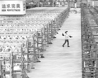圖為九江巨石集團生產(chǎn)線。 本報記者 劉 興攝