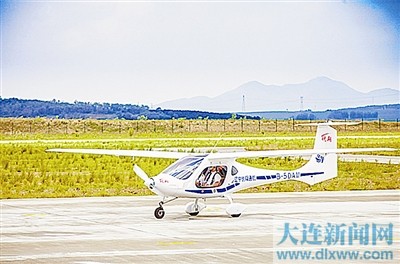 本報訊 (沈陽日報記者楊主格)近日,沈陽航空航天大學(xué)(遼寧通用航空研究院)協(xié)同部分高校、航空企業(yè)和科研院所,經(jīng)過近三年艱苦攻關(guān),成功研制的我國首款電動力輕型運(yùn)動飛機(jī)RX1E首批兩架交付客戶。